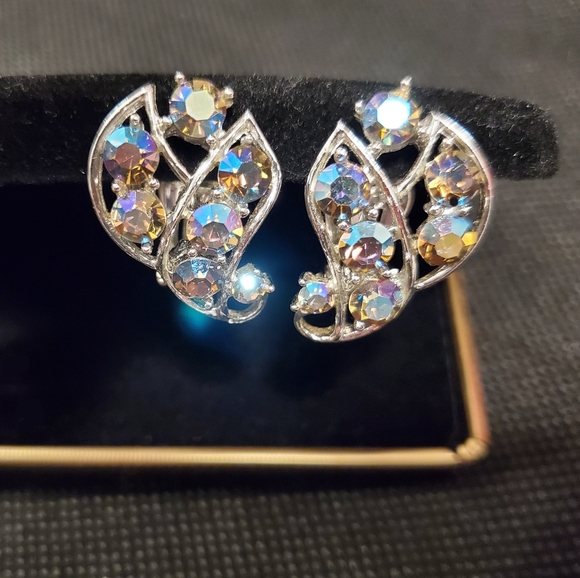 Beautiful Vintage Earrings Blue Aurora Borelis ~ Gold Tone~ Vintage Jewelry - Picture 10 of 10